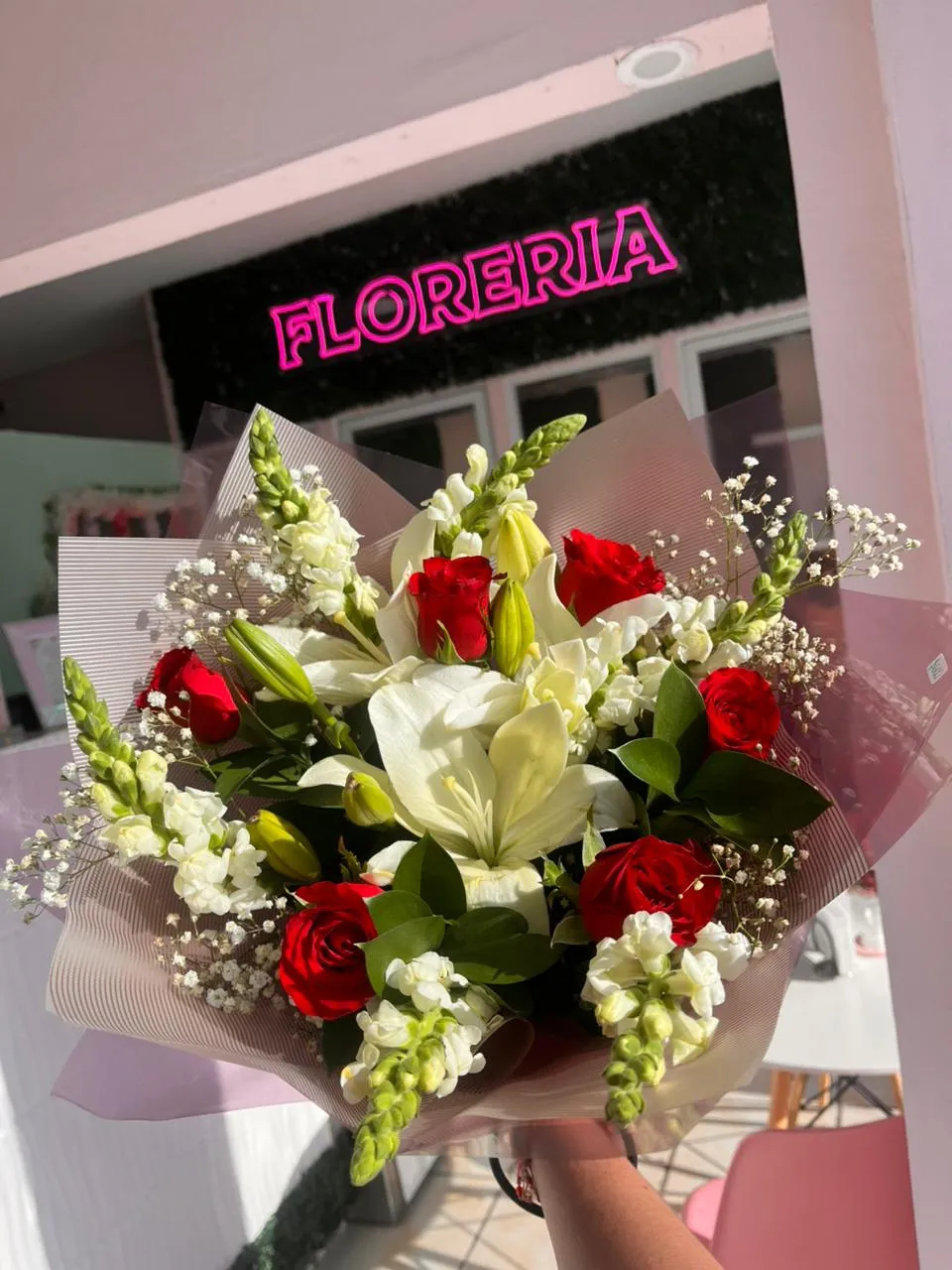 Ramo de Lilis, Rosas y Perritos